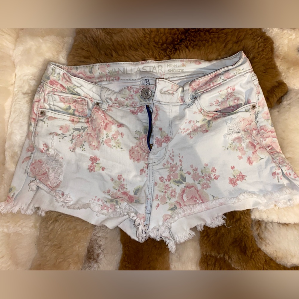 Jeans shirts with flower details.